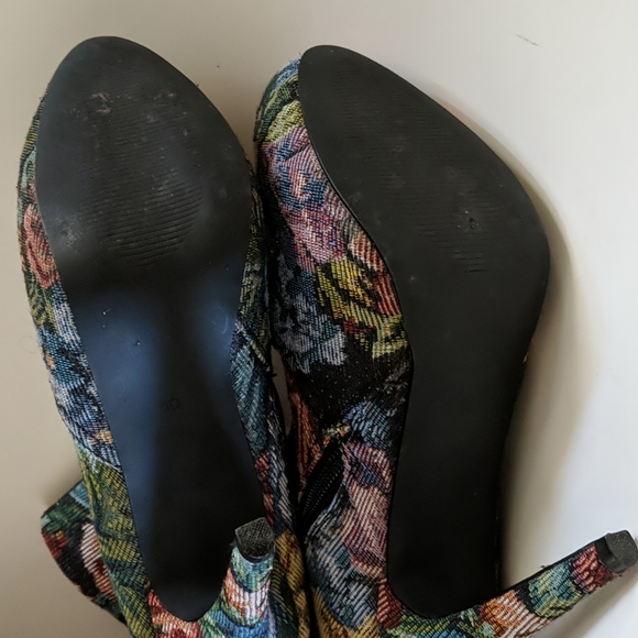 Diba, tapestry booties. Sz 10 - Picture 4 of 9
